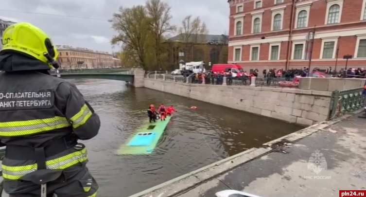 Три человека погибли в результате падения автобуса в реку Мойку в центре Петербурга