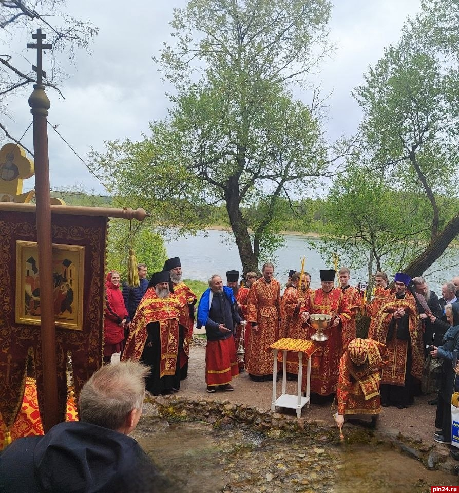 Словенские ключи в Изборске освятил архиепископ Матфей