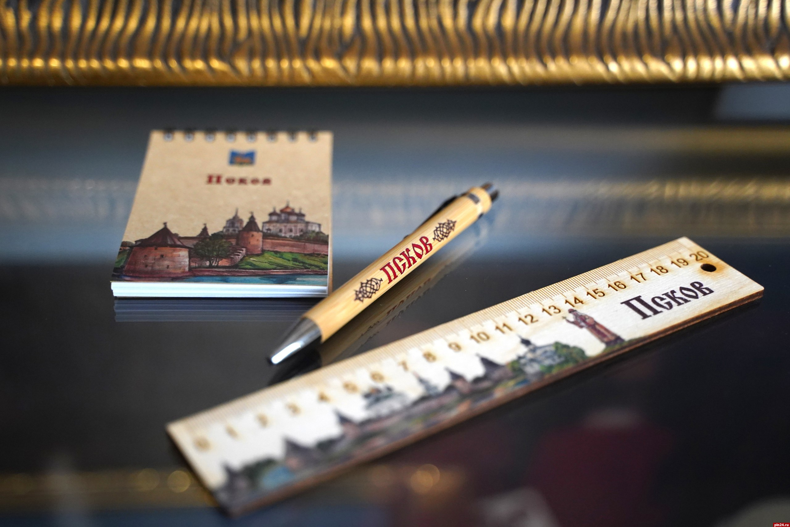 Блокноты, ручки и линейки пополнили перечень сувенирной продукции псковского музея