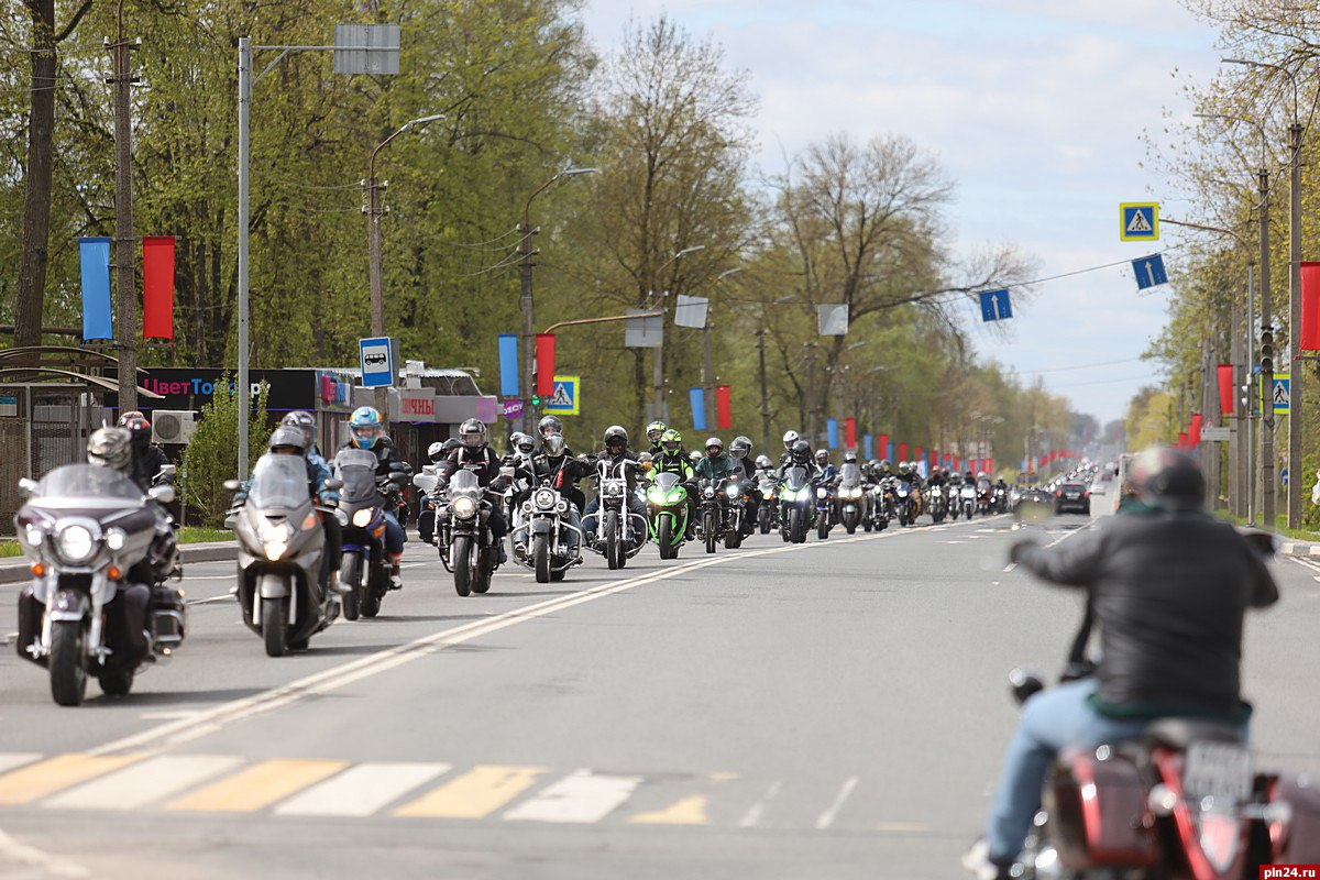Сотни мотоциклистов выехали на дороги Пскова в честь старта очередного мотосезона