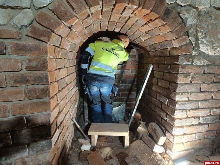Продолжается реставрация Тарарыгиной башни в Печорах