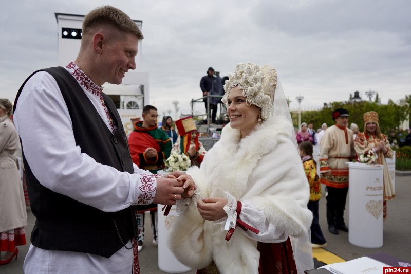 Влюбленные из Пскова поженились на Всероссийском свадебном фестивале