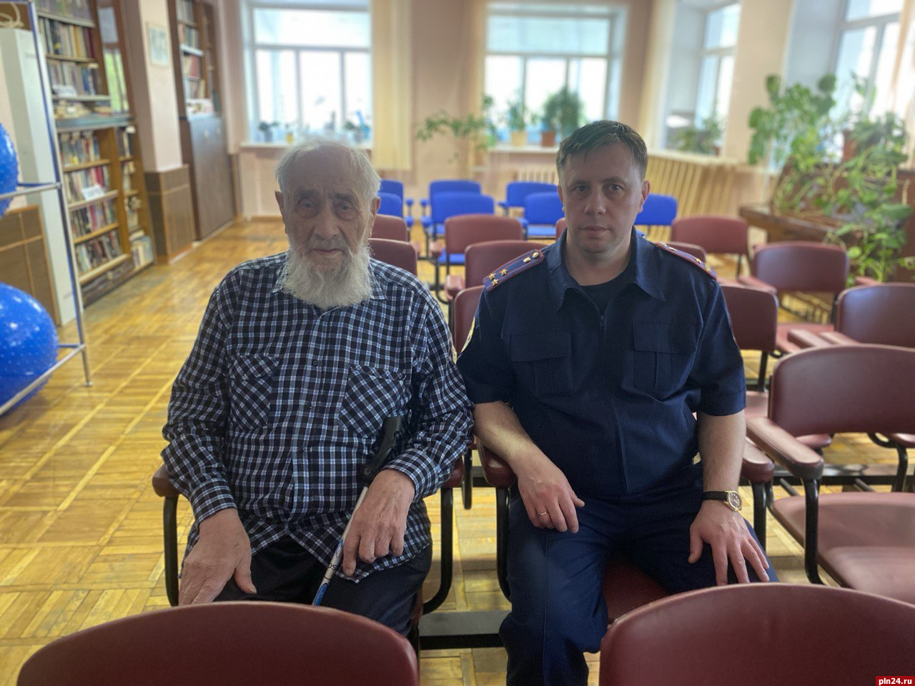 Псковские следователи поздравили ветерана с 79-й годовщиной Победы