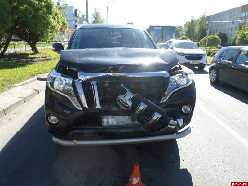 В Пскове водитель внедорожника устроил тройное ДТП и отказался от проверки на алкоголь. ФОТО