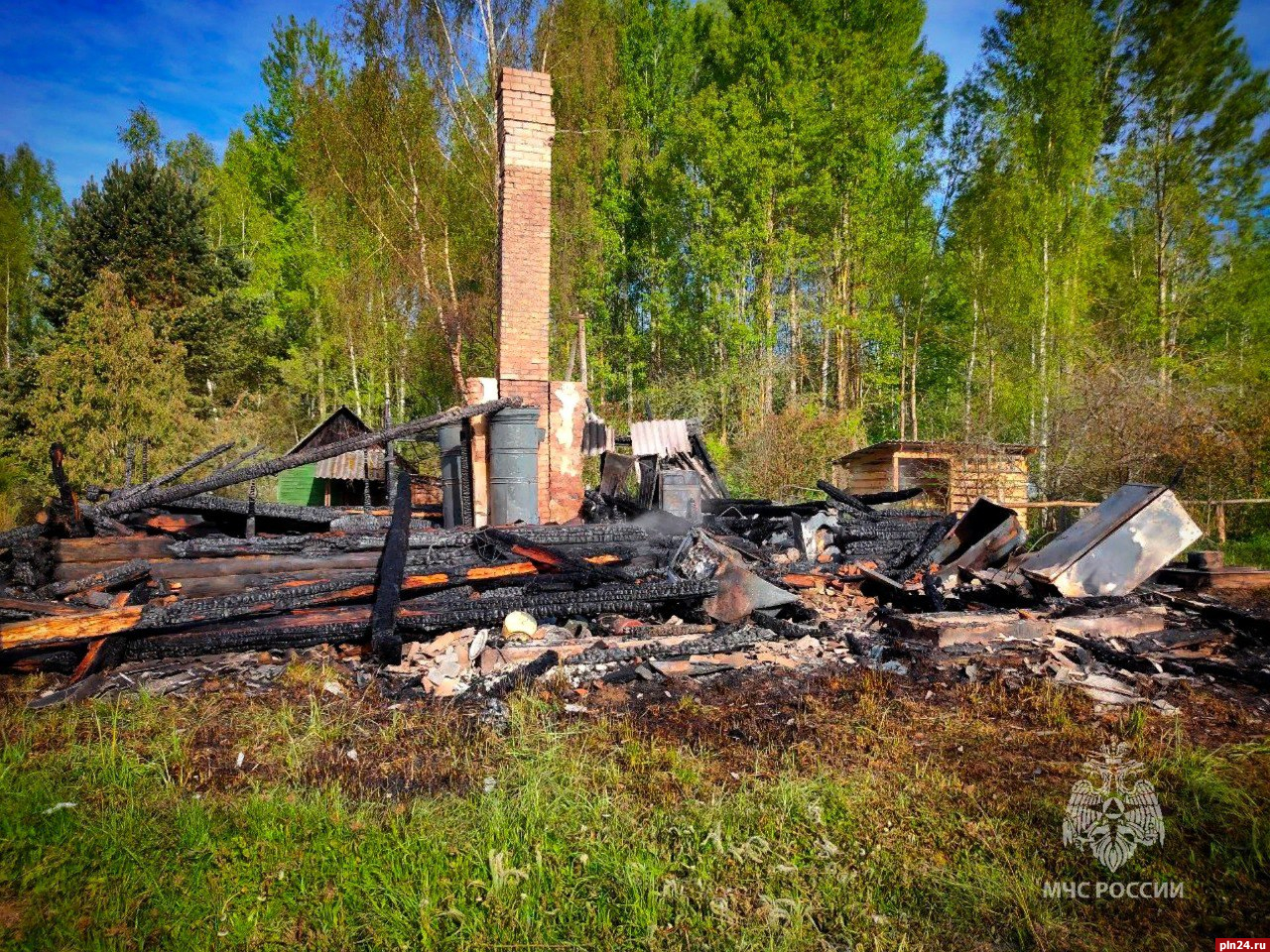 Жилой дом сгорел в себежской деревне из-за короткого замыкания