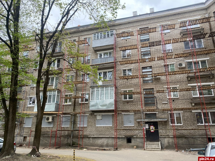Продолжается капитальный ремонт дома на улице Советской в Пскове