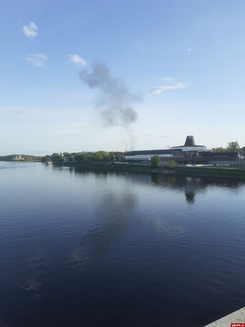 Жилой дом горит на Завеличье