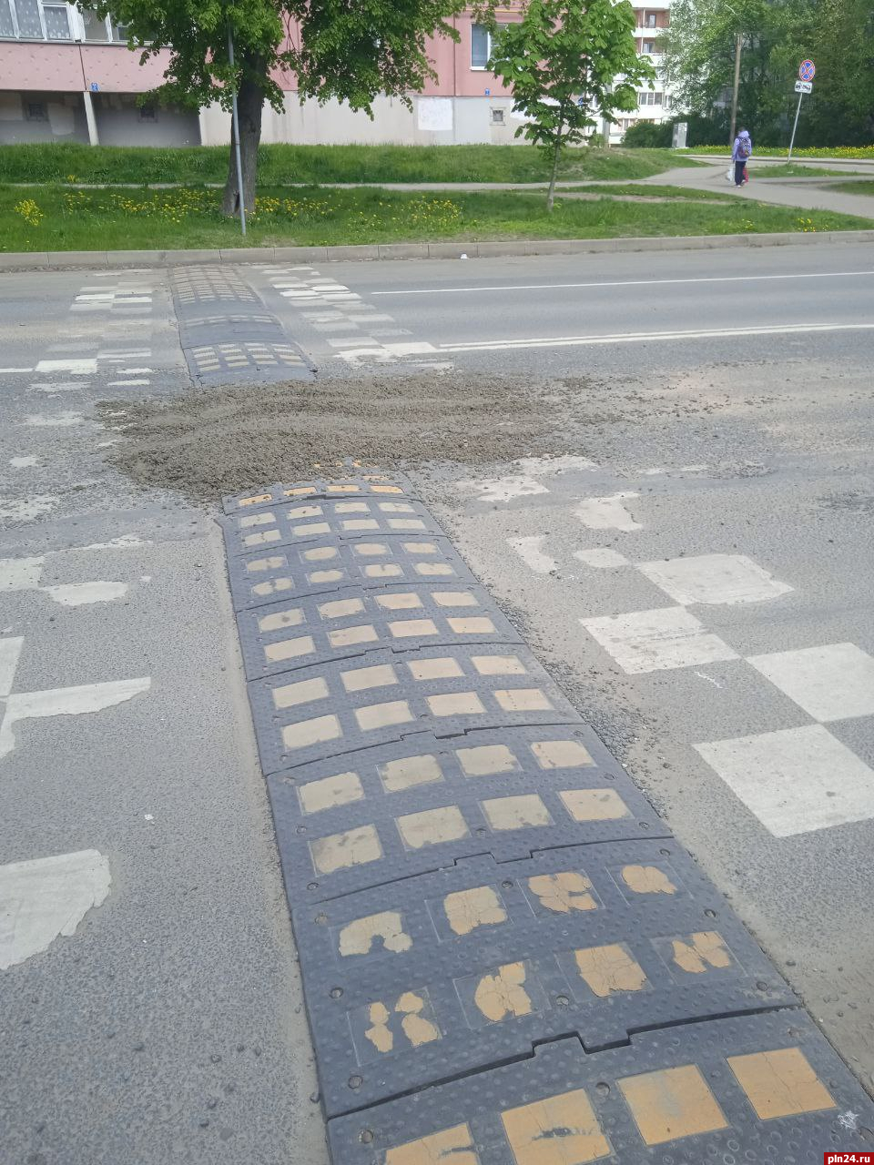 Рассыпанный цемент на Запсковье устранили сотрудники «СитиИнвестГрупп»