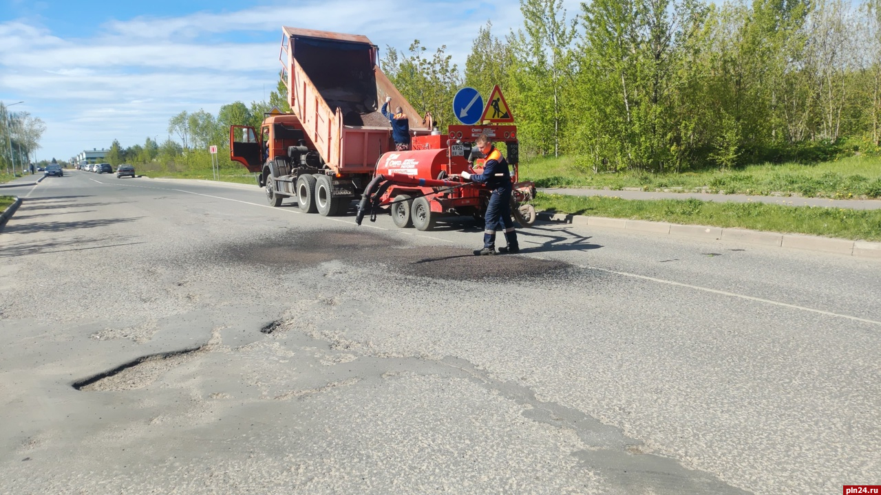 Ямочный ремонт на дорогах Пскова проводят сотрудники «СитиИнвестГрупп»