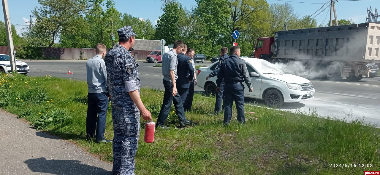 Росгвардейцы помогли ликвидировать возгорание автомобиля в Пскове