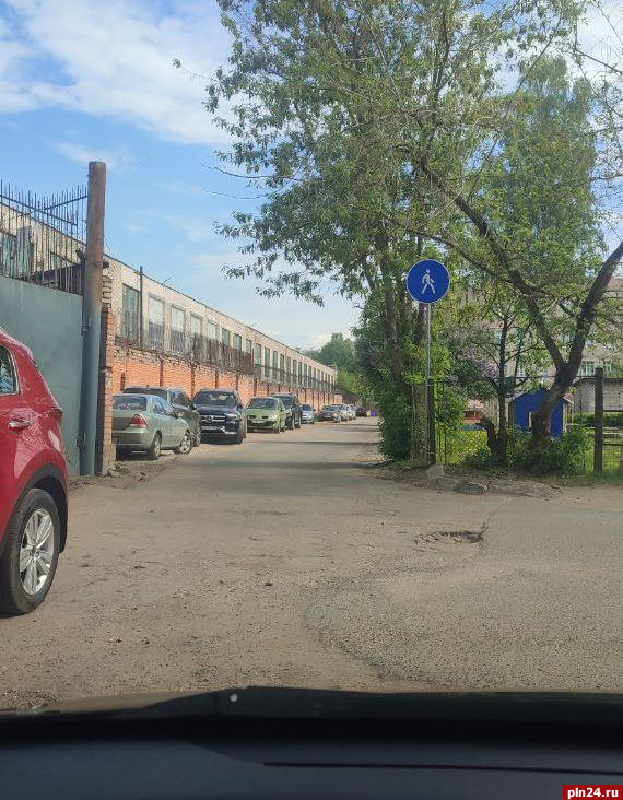 В центре Пскова популярное место парковки стало пешеходной дорожкой