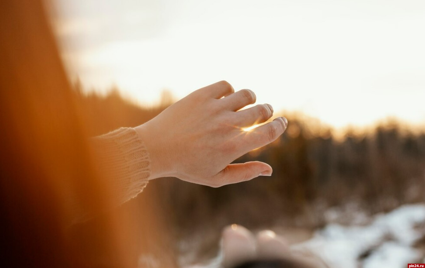 Как защитить кожу рук при активном солнце, рассказала дерматолог