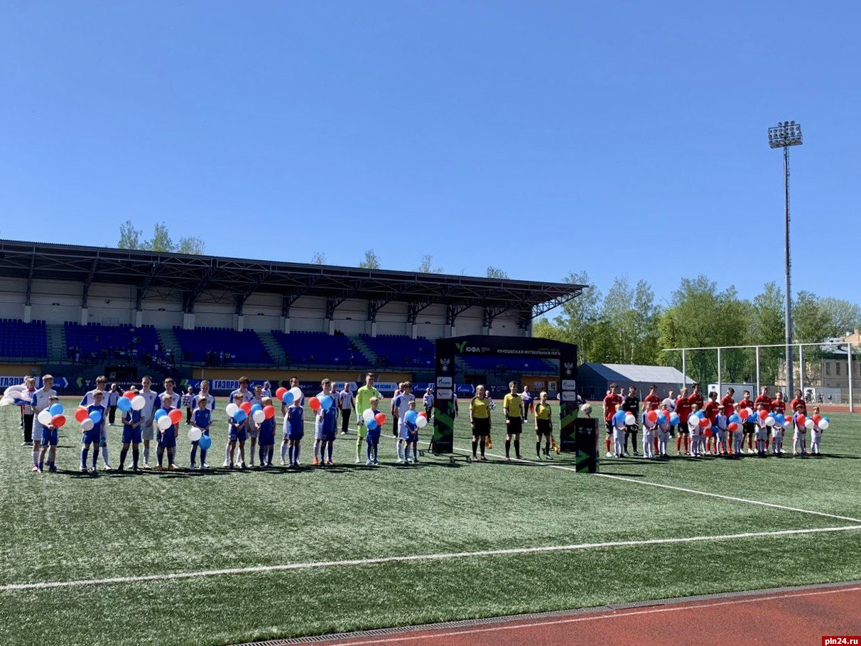 Первый домашний матч юношеской футбольной лиги Северо-Запада проходит в Пскове