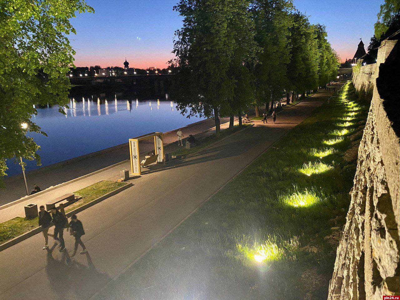 Светильники заменили на набережной реки Великой в Пскове