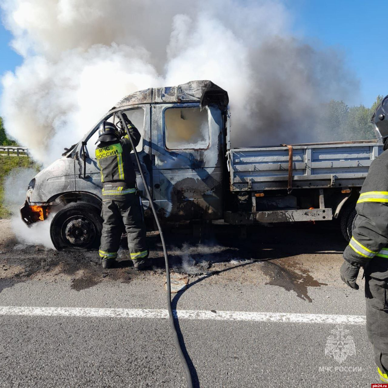 Автомобиль «Валдай» горел на Северном обходе Пскова