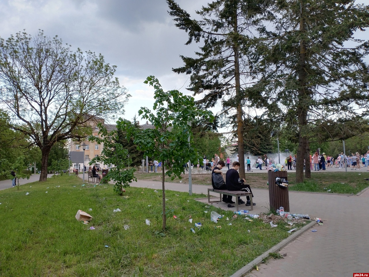 Жители Пскова обеспокоены ажиотажем вокруг пешеходного фонтана и просят его огородить