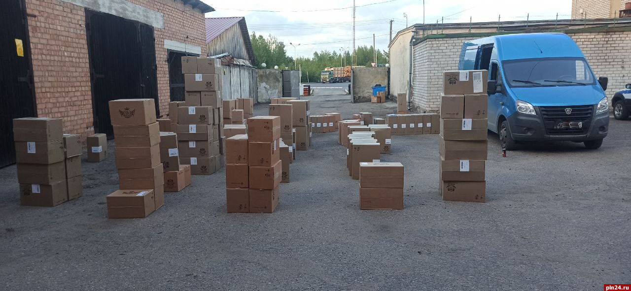 Более четырех тонн нелегальных сигарет нашли псковские таможенники в белорусском микроавтобусе