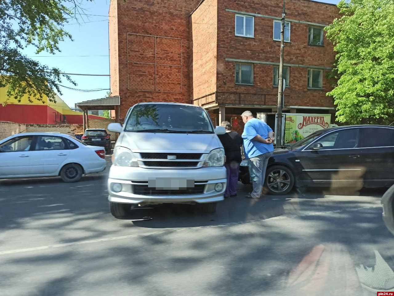 Два автомобиля столкнулись на улице Леона Поземского в Пскове