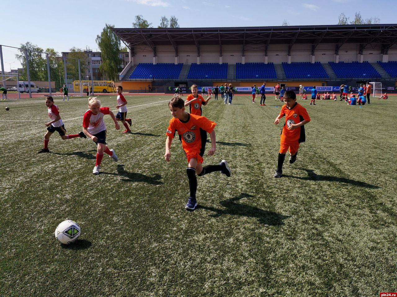 Профессиональные футболисты приехали в Псков на турнир детского фонда