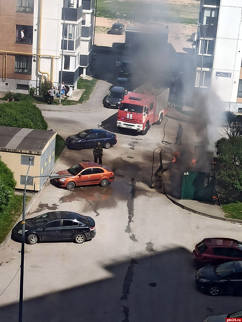 Огонь повредил автомобиль при возгорании мусорных контейнеров под Псковом