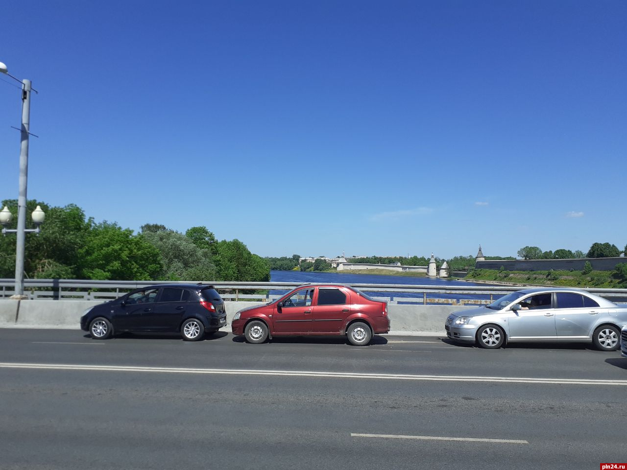 Три автомобиля столкнулись на Ольгинском мосту в Пскове
