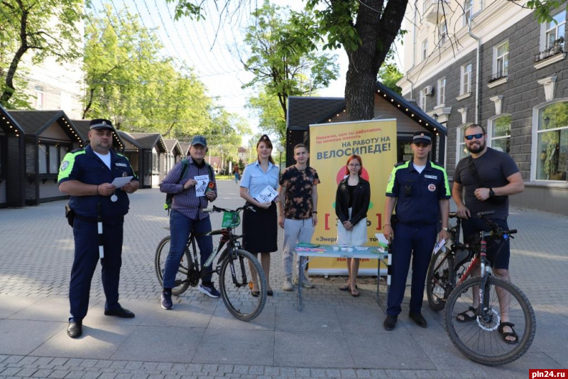 Псковские полицейские присоединились к акции «На работу на велосипеде»