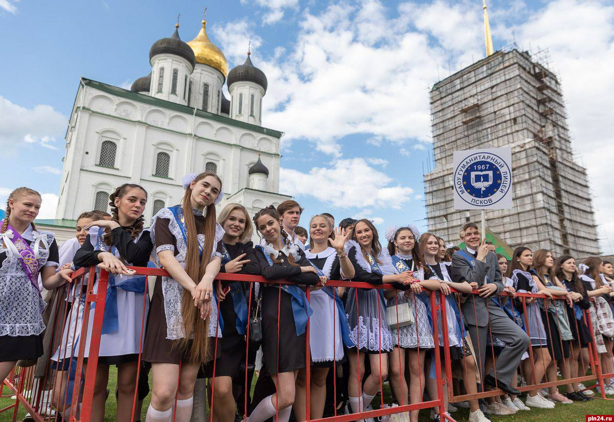 Глава Пскова пожелал выпускникам продолжить обучение в лучших учебных заведениях страны