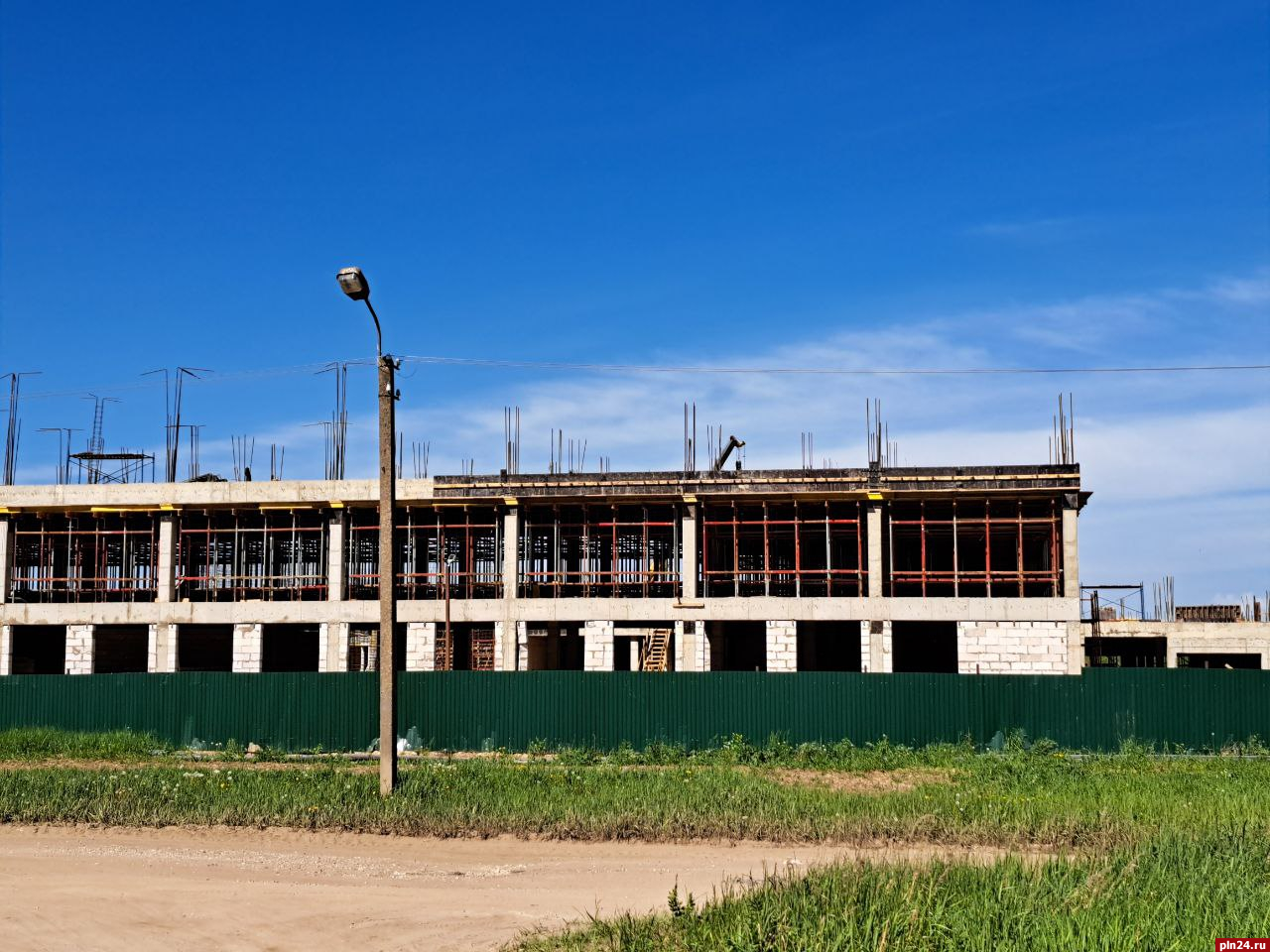 Фотофакт: Новую школу продолжают строить в Гдове