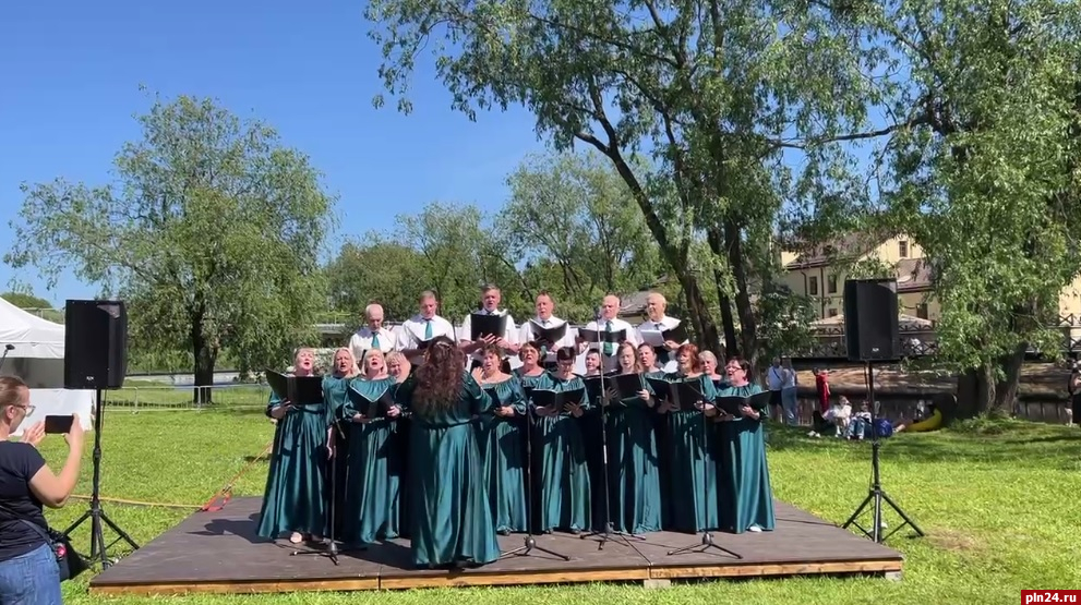 «Битва хоров» проходит в псковском парке Строителей на фестивале «Моя еда»