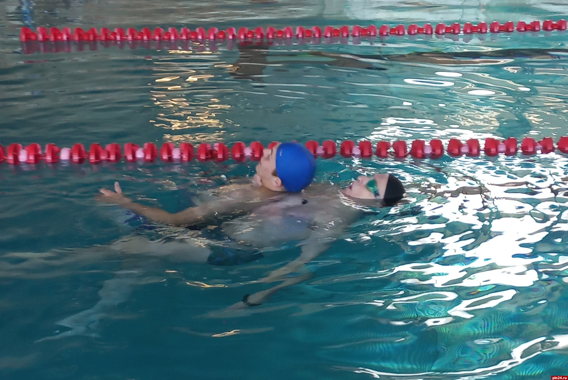 Соревнования среди матросов-спасателей провели в псковском бассейне «Универсант»