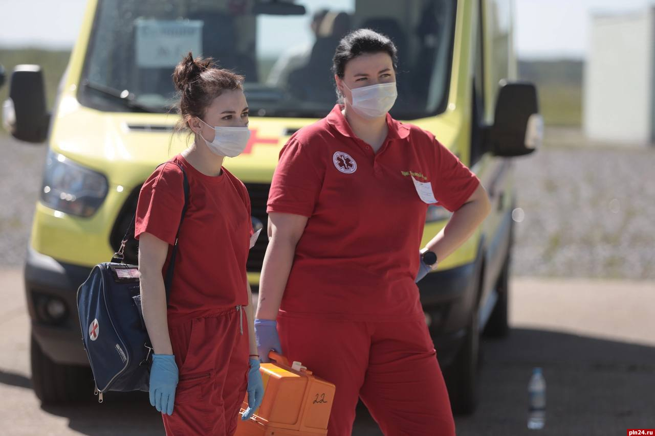 Медики из Пскова стали очевидцами ДТП в Ленобласти и оказали помощь пострадавшим
