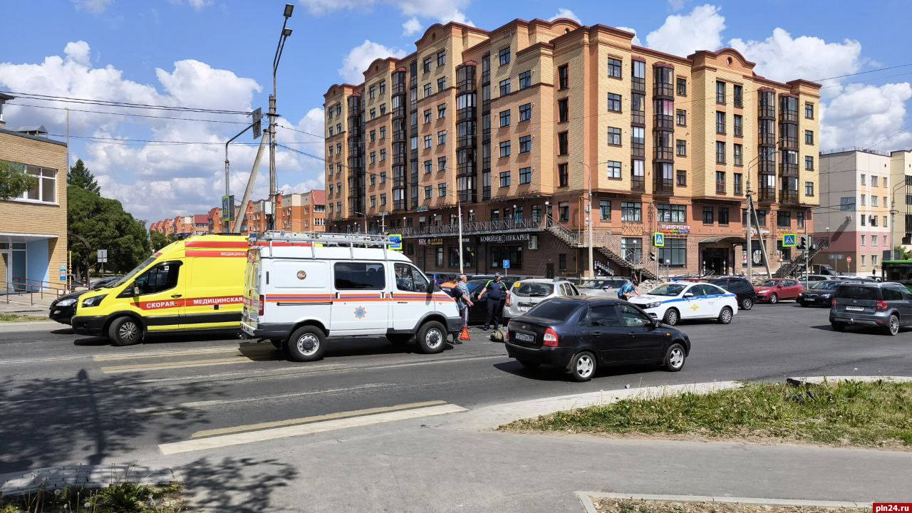 Автомобили Ford и Renault столкнулись на улице Коммунальной в Пскове
