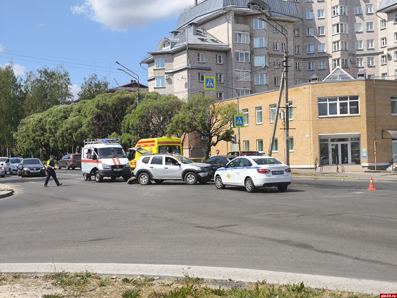 Автомобили Ford и Renault столкнулись на улице Коммунальной в Пскове |  27.05.2024 | Псков - БезФормата