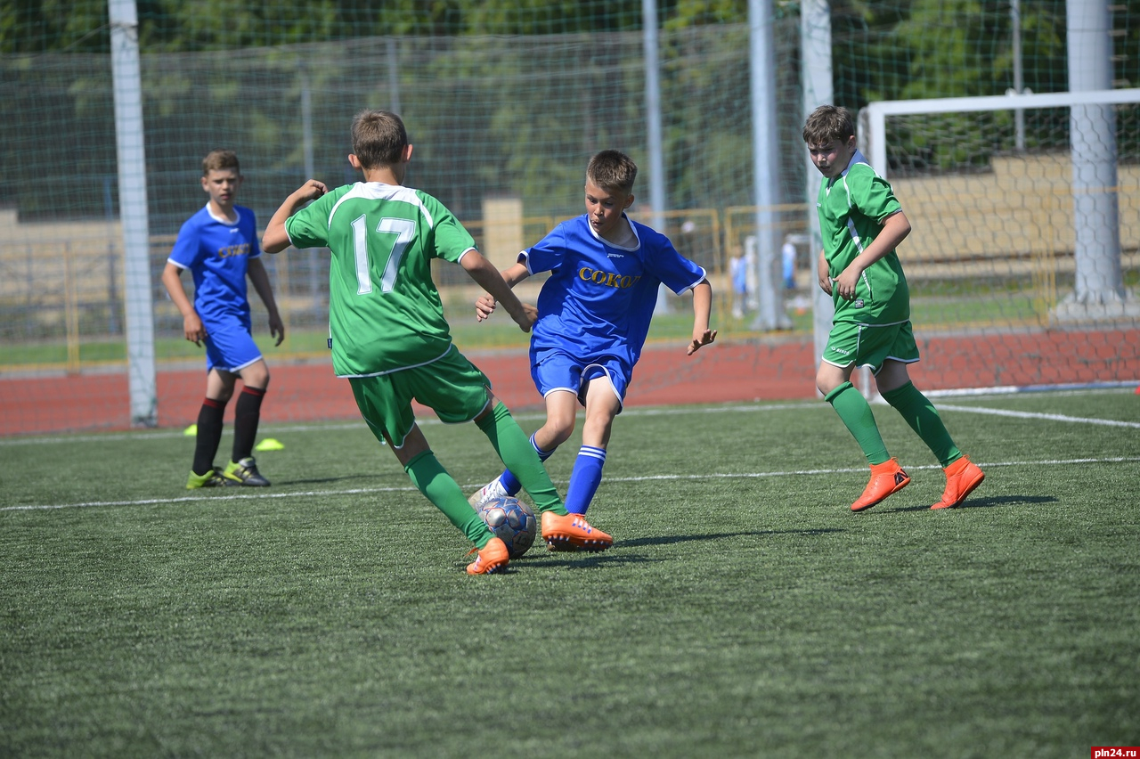 Команды из Пскова и Дедовичей победили в «Школьной футбольной лиге»