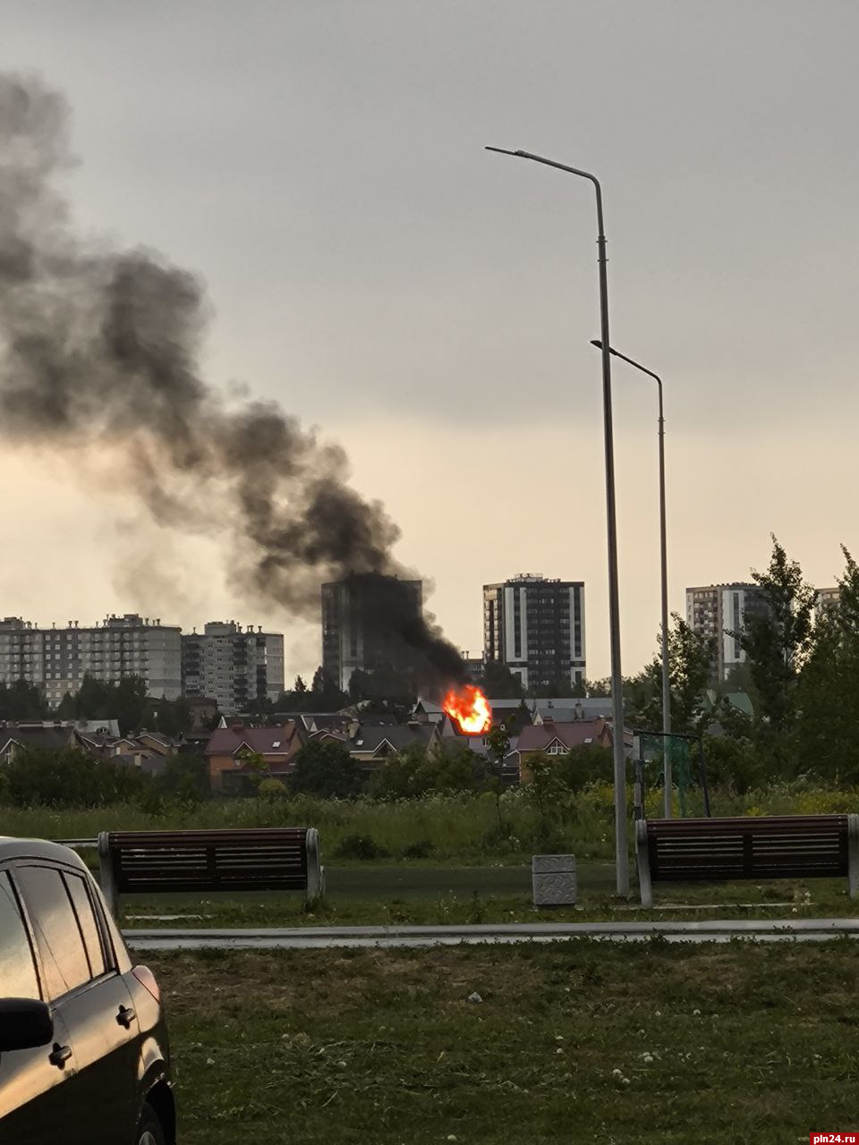 Жилой дом горит на улице Ваганова в Пскове | 29.05.2024 | Псков - БезФормата