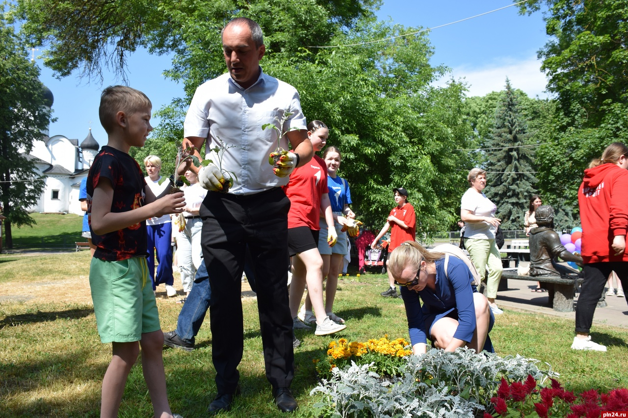 Общественники высадили 260 цветов в Детском парке Пскова 