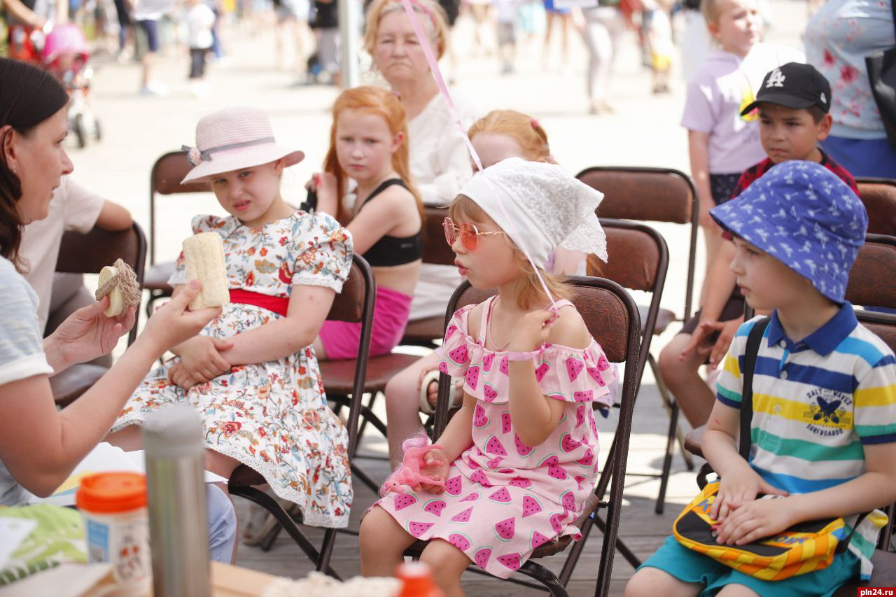 Фестиваль детства проходит в псковском парке Строителей. ФОТО