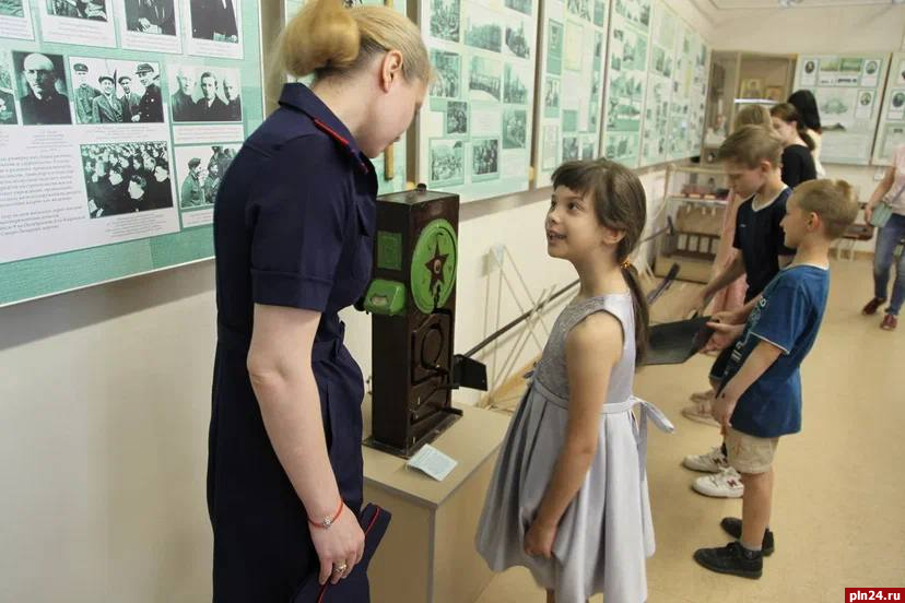 Следователи сводили детей-сирот в Псковский железнодорожный музей