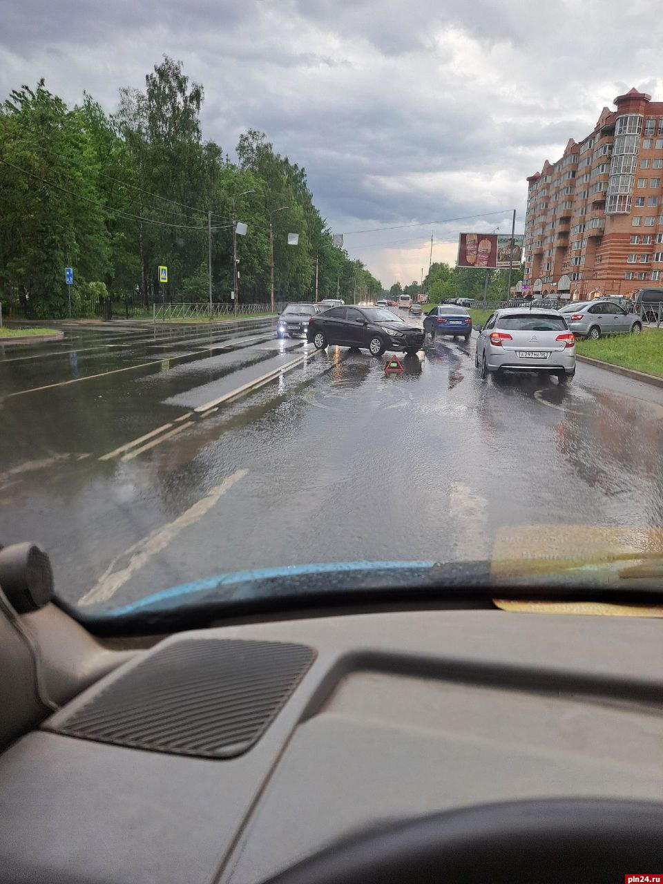 Автомобиль вылетел в кювет в результате ДТП на Завеличье | 02.06.2024 |  Псков - БезФормата