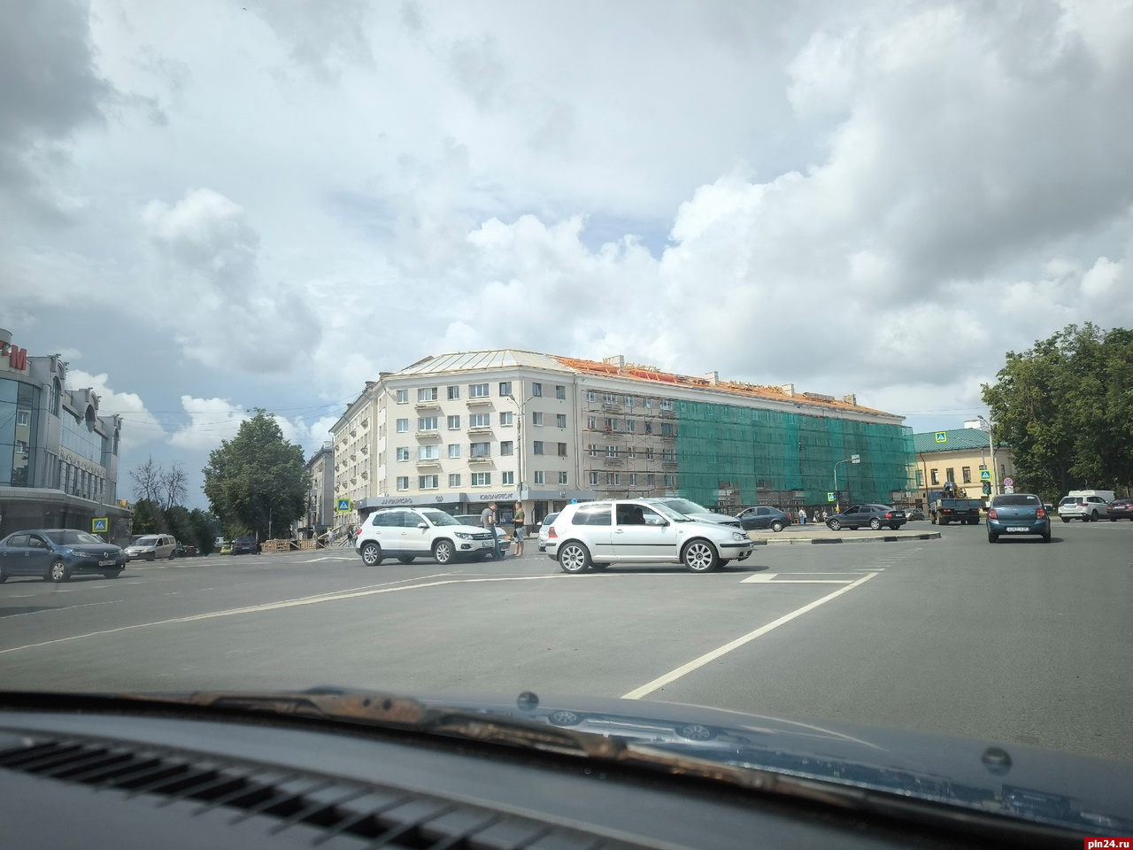 Два автомобиля столкнулись на Октябрьской площади в Пскове