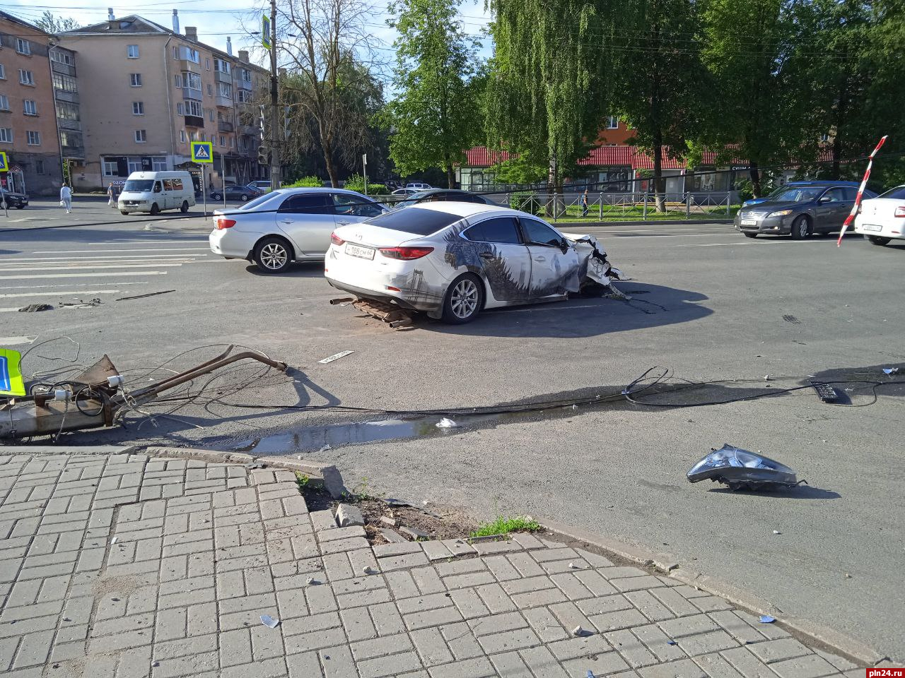 Сбивший светофор в Пскове на чужом автомобиле мужчина не имеет прав и отказался от проверки на алкоголь
