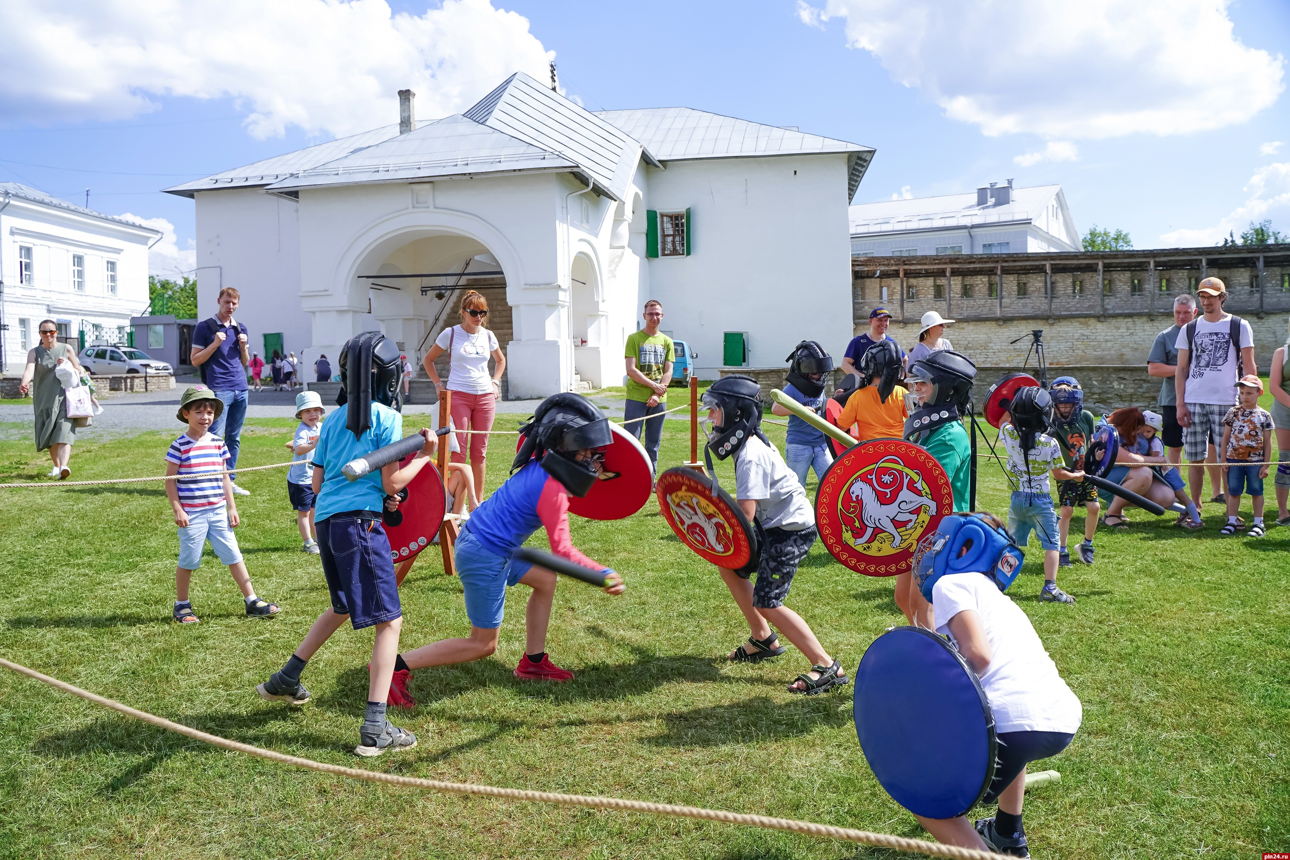 Свыше 300 детей пришли в Псковский музей встретить первый день лета
