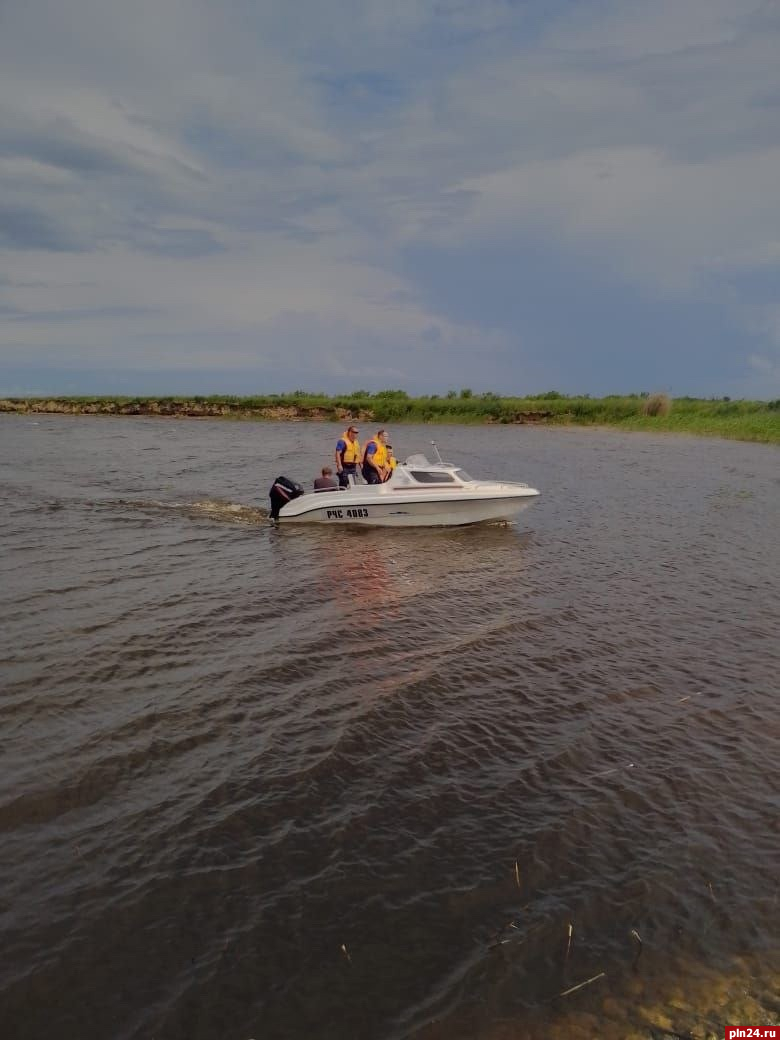 Пропавшего мужчину эвакуировали на берег на Псковском озере