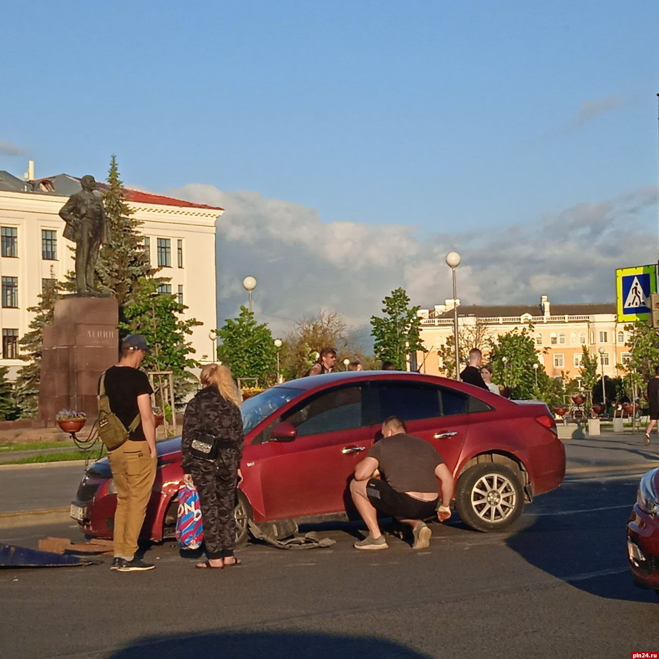 «Очередная жертва»: Chevrolet забирает эвакуатор на площади Ленина в Пскове