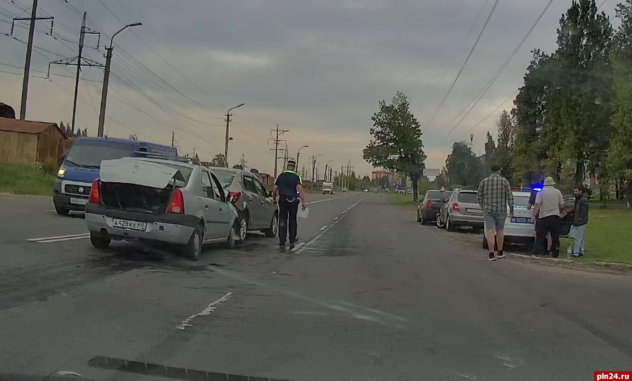 Два автомобиля столкнулись на улице Инженерной в Пскове