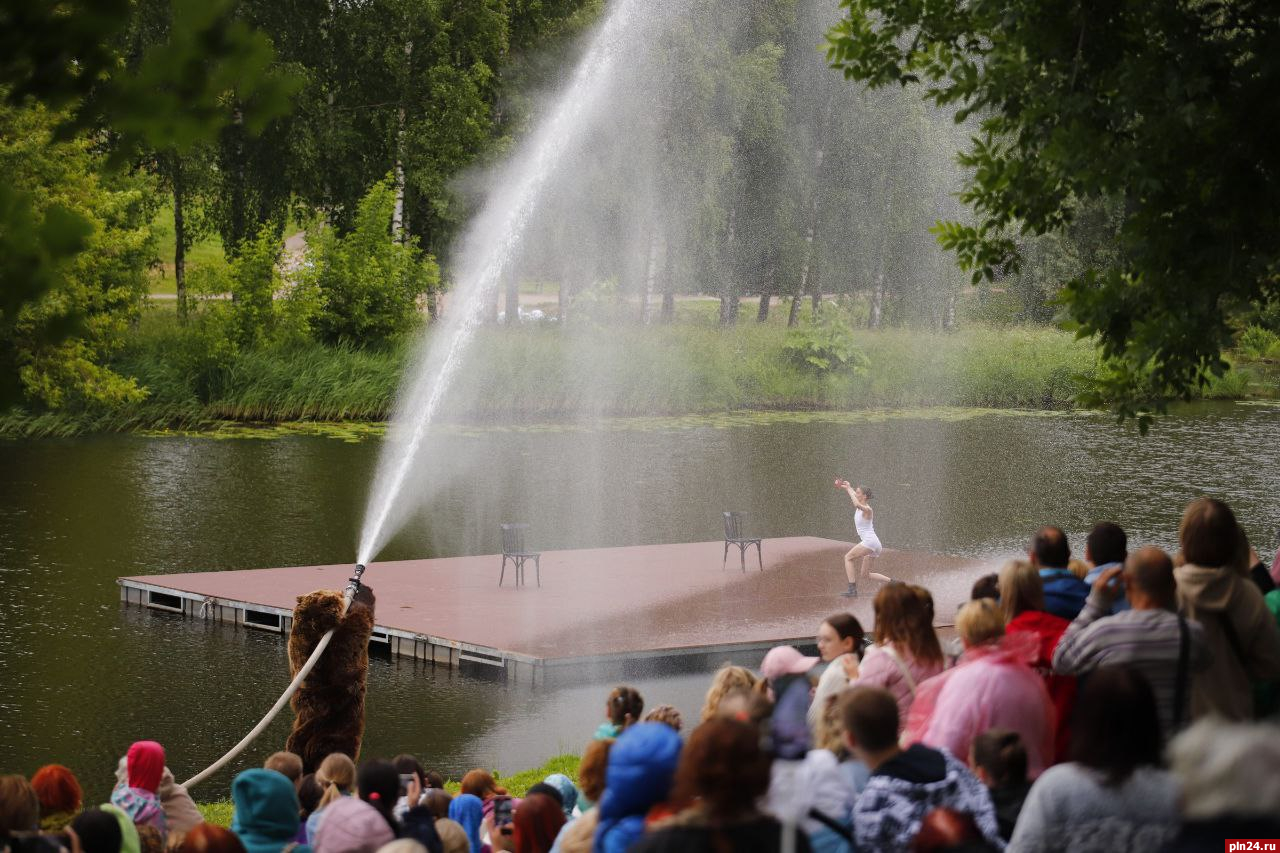 Спектакль «Пушкинские плавания» показывают в Дендропарке Пскова. ФОТО