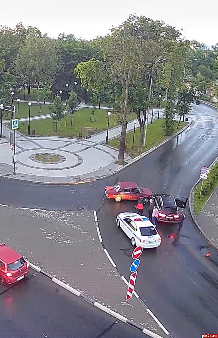 Два легковых автомобиля столкнулись на круговом перекрестке на Запсковье