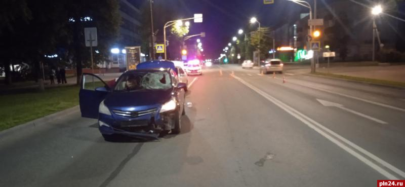 В Пскове на Рижском проспекте подбит автомобиль, сбивший пешехода