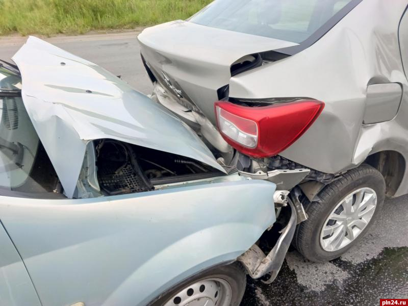 Два Renault Logan столкнулись в Пскове на Инженерной из-за разворота