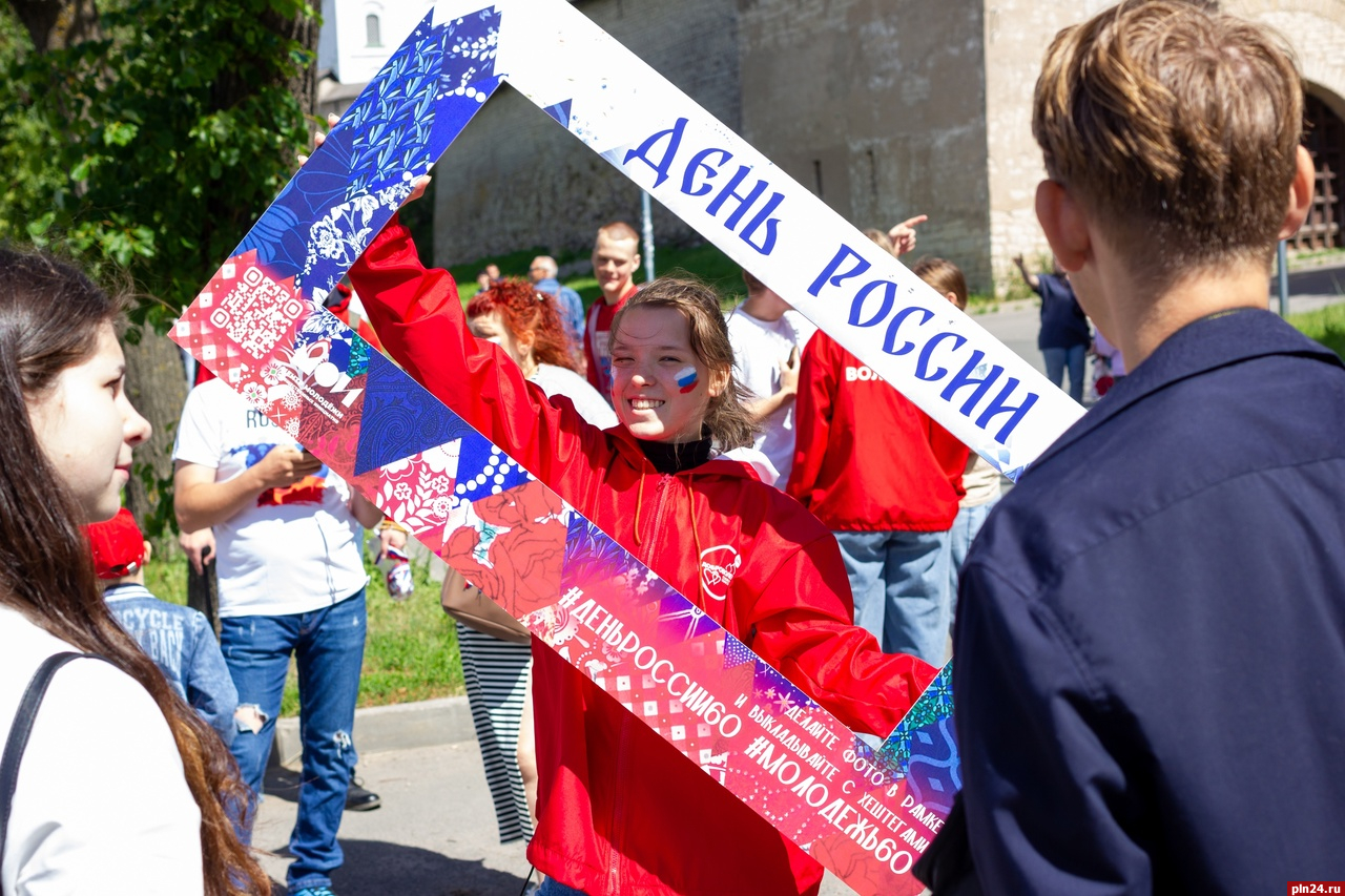 Волонтёры в День России вручали псковичам ленточки и открытки
